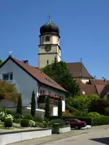 Kirchhofen im Markgr�flerland, Blick zur Kirche St.Mari� Himmelfahrt, Juni 2013