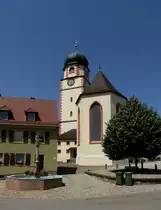 Kirchhofen, die Pfarr-und Wallfahrtskirche St.Mari� Himmelfahrt, Anfang des 16.Jahrhunderts erbaut, Juni 2013