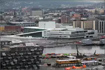 . The Backside -

Blick vom Eckebergpark auf Oslo und das Opernhaus. Die neue Oper steht im Hafenbereich von Bj�rvika, einem bisher vernachl�ssigten Stadtgebiet. Die Oper stellt allerdings den Beginn einer v�lligen Umgestaltung dieses Hafengebietes dar. Hier entsteht ein ganz neuer Stadtteil (das Wohngeb�ude links unten ist schon ein Teil davon) mit B�rogeb�ude, Wohnh�usern und kulturellen Einrichtungen, wie zum Beispiel dem Neubau des Munch-Museums, das in direkter Nachbarschaft zum Opernhaus entstehen soll, ebenso wie die neue Deichman-Bibliothek. 

30.12.2013 (Matthias)

