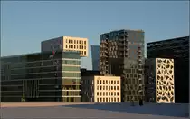 . Barcode-Areal -

Blick vom Dach der neuen Oper auf die eigenwilligen Geb�ude des Barcode-Areals. Barcode deshalb, weil die Neubauten in unterschiedlicher Breite recht lang und schmal sind, und von oben einem Barcode �hneln.

Das Geb�ude links mit den ungew�hnlichen Fensterformaten wurde wie die neue Oper von Sn�hetta Archtects geplant.

http://architektur.startbilder.de/name/galerie/kategorie/staedtebauprojekte~europa~oslo-barcode-areal.html

29.12.2013 (Matthias)