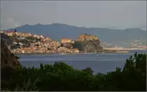 Scilla - Geschichtstr�chtiger Felsen an der Stra�e von Messina. Im Hintergrund Sizilien. Sommer 2013. 