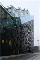 . Schr�ges Treppenhaus am stufigen Geb�ude -

Blick auf die Ostfassade des DNB-Geb�udes C von Dark Architekter mit dem schr�gen Glasband hinter dem sich die Treppen und ein Schr�gaufzug befinden.

30.12.2013 (Matthias)