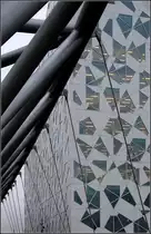 . Eigenwillige Fenster -

Deloitte-B�rogeb�ude als Teil des Barcode-Projekts in Oslo. Architekten waren hier das durch die Bibliothek in Alexandria in �gypten und die neue Oper in Oslo bekannt gewordens B�ro Sn�hetta aus Oslo. Fertiggestellt wurde das Haus im Jahr 2013.

30.12.2013 (Matthias)