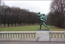 . Bronzeskulpturen flankieren die Br�cke -

Eindr�cke von der Vigeland-Anlage in Osloer Frognerpark. Gustav Vigeland (1869-1949) war Norwegens ber�hmtester Bildhauer. Viele seiner gro�en und beeindruckenden Menschen-Skulpturen k�nnen hier unter freiem Himmel betrachtet werden. 

29.12.2013 (Matthias)