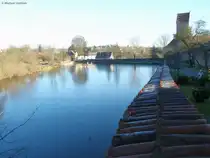 Der Rothenburger Weiher vor den Stadtmauern mit dem Turm des Rothenburger Tors (Dinkelsb�hl, Landkreis Ansbach, Bayern, Dezember 2013)