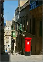 Ein Roter Farbtupfer zwischen hellen Steinh�usern.
(22.09.2013)