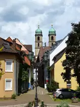 Bad S�ckingen am Hochrhein, Blick durch die Altstadtgassen zum Fridolinsm�nster, Juni 2013