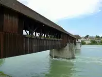 Bad S�ckingen, die l�ngste �berdachte Holzbr�cke in Europa f�hrt �ber den Rhein zum Schweizer Ufer, Juni 2013