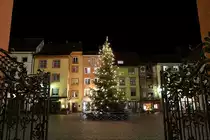 Bad S�ckingen - M�nsterplatz. Blick aus dem Kirchenportal auf den erleuchteten Weihnachtsbaum und die alten H�user, Romantik pur. 24.12.2013