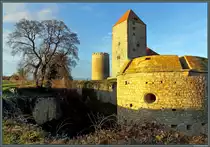 Das Licht der untergehenden Sonne beleuchtet die markanten T�rme der Burg Querfurt. Links der  Dicke Heinrich , in der Mitte der Marterturm und im Vordergrund die S�dbastion. (27.12.2013)