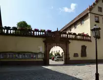 Wolfach, das Tor zum Ehrenhof des Schlo�es, Juli 2013