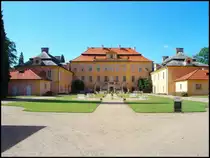 Das Schloss Kr�sn� Dvůr (deutsch Sch�nhof) liegt in der Gemeinde Kr�sn� Dvůr im okres Louny, Tschechien.

Das urspr�ngliche Herrenhaus im Stil der Renaissance entstand in der zweiten H�lfte des 16. Jahrhunderts. 1719 beauftragte Franz Josef Czernin von Chudenitz den Architekten Franz Maximilian Kaňka mit der Ausarbeitung eines Entwurfs, nach dem das Herrenhaus bis 1724 zu einem Schloss umgebaut wurde. 22.6.1012.