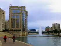 Montpellier, der Fluss Lez, links: das H�tel de R�gion (Regionalparlament) 1988 von Ricardo Boffil gebaut, im Hintergrund: das neue Rathaus, rechts: das Stadtviertel Consuls de Mer. Ein Radweg verbindet beide Ufer des Lez: eine flache Betonbr�cke einige Zentimeter �ber dem Lez und ohne Gel�nder. 24.01.2014