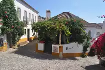 �BIDOS (Concelho de �bidos), 16.09.2013, Blick auf ein modern restauriertes G�stehaus beim Castelo