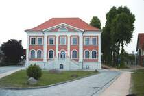 Dieses Geb�de in der Kreisstadt Grevesm�hlen hat eine sehr wechselvolle Geschichte.
Von der Erbauung bis ca. 1952/53 diente es als Finanzamt, danach nistete sich die Sowjetarmee dort ein und funktionierte es zu ihrer Komandantur um. Nach der sogenannten  Wende  wurde das geb�ude grundlegend saniert und wurde zum Rathaus an der Goethestra�e. Heute residiert die ARGE darin.