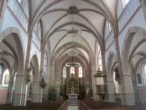 Hundersingen, neugotischer Innenraum der Kirche St. Martin, Alt�re von Schnell, 
Chorfenster von Fritz Geiges (26.01.2014)