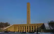 Der <a href= http://www.glockenturm.de/index.html >Glockenturm</a> am Maifeld befindet sich am westlichen Rand des Reichssportfeldes, das f�r die Olympischen Spiele 1936 in Berlin angelegt wurde. Der Turm ist ein originalgetreuer Wiederaufbau aus der Zeit 1960 - 1962, nachdem der Vorg�ngerbau wegen mangelhafter Standfestigkeit infolge eines Brandes 1947 gesprengt werden musste. (26.01.2014)