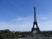 Paris am 08.10.2006: Der Eiffelturm von 1889. Mehr mu� man dazu nicht wirklich sagen, au�er vielleicht, da� Monsieur Eiffel noch einige weitere ber�hmte Bauwerke - meistens Br�cken - ersonnen hat als nur dieses wunderbare St�ck, da� beinahe nach der Funkausstellung 1909 wieder abgerissen wurde. 