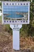 S�O MARTINHO DO PORTO (Concelho de Alcoba�a), 27.09.2013, Ortseingangsschild, auf dem der Ort mit seiner Bucht anschaulich dargestellt ist