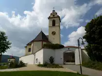 Seitingen auf der Schw�bischen Alb, die barocke Kirche  Mari� Himmelfahrt  auf dem Kirchberg, hoch �ber dem Ort, Aug.2013