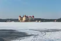 Blick �ber den zugefrorenen See auf das Schloss Moritzburg. 30.01.2014 