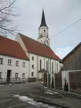 Hiltenfingen, St. Silvester Kirche und Pfarrhaus, Langhaus erbaut 1490, verl�ngert 
durch Michael Stiller 1725, Pfarrhaus erbaut von 1711 bis 1712 durch Georg H�bler 
(01.02.2014)