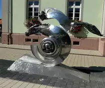 Iffezheim, Reiterskulptur  Racing 2013  von J�rgen Goertz, steht vor dem Rathaus, Sept.2013