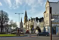 Euskirchen - K�lner Strasse mit evang. Kirche und dahinter kath. Herz-Jesu-Kirche - 09.12.2013