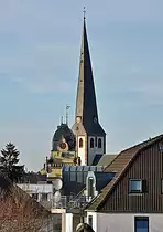  �ber den D�chern von Euskirchen , Turm des alten Rathauses und dahinter Turm der St. Martin-Kirche - 09.12.2013