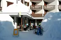 Blick durch die Schneeberge zu einer gut besetzten Caf�-Terrasse in San Bernardino; 09.02.2014