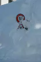 Schneechaos an der Alpens�dseite. Anhand der Verkehrsschilder sieht man die Ausma�e der extremen Schneef�lle der letzten Wochen. Zur Erkennung wurden sie teilweise freigelegt; San Bernardino, 09.02.2014