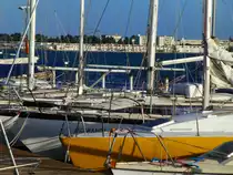 Frankreich, Languedoc, H�rault, Bouzigues am �tang de Thau, Blick auf den Hafen und auf Balaruc les Bains im Hintergrund. 06.02.2014