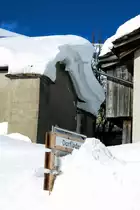 Kaum noch ist das Schild vom Dorfladen zu erkennen. Hinterrhein, 09.02.2014