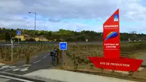Frankreich, Languedoc, H�rault, Radweg von M�ze nach Balaruc, am �tang de Thau, auf der fr�heren Bahnlinie von S�te nach M�ze. Der Radweg f�hrt �ber einen neuen Weg durch Bouzigues am alten Bahnhof entlang. 06.02.2014
