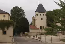 Die Wehrkirche St. Quentin in Scy-Chazelles. In dieser Kirche befindet sich das Grab von Robert Schuman, einer der V�ter des modernen Europa. Sein Wohnhaus befindet sich an der linken Seite des Bildes.
13.09.2013