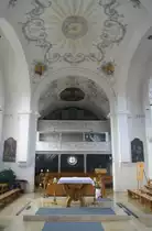 Rieden am Forggensee, Orgelempore und Volksaltar der Pfarrkirche zu den hl. f�nf 
Wunden (20.02.2014)