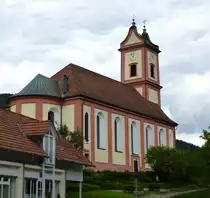 Oberwolfach im Schwarzwald, die katholische Pfarrkirche St.Bartholom�us, Barockbau von 1762, Aug.2013