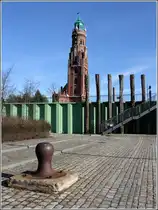 Bremerhaven. Das Oberfeuer Bremerhaven wird nach seinem Erbauer auch Simon-Loschen-Leuchtturm genannt. Hier ist er vom Schleusengarten zu sehen. 23.02.2014