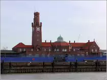 Cuxhaven. Die zu Beginn des 20. Jahrhunderts errichteten Hapag-Hallen waren das Passagierterminal f�r die Auswanderer. Heute steht dieser Geb�udekomplex unter Denkmalschutz. Der Hapag-Turm und der Kuppelsaal ragen �ber die Dachlinie hinaus. 24.02.2014