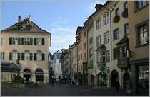 Die im Bild sichtbare Fu�g�ngerzone verl�uft von Westen nach Osten durch die Schaffhausener Altstadt und verbindet die Bahnhofstrasse mit dem Rheinquai. Es gibt nur wenige Neubauten in der Altstadt. Einer davon ist beim Blick in die Vordergasse erkennbar. Die Platzaufweitung befindet sich nahe der Kirche St.Johann, da wo die Brunnegasse (links au�erhalb des Bildes) und die Vordergasse zusammentreffen. 20.10.2006 (Matthias)