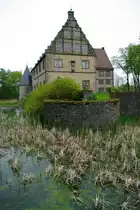 Steinheim, Schloss Thienhausen, zweifl�gliches Wasserschlo� im Stil der Weserrenaissance, erbaut 1609 durch T�nnis Wolf von Haxthausen (12.05.2010)