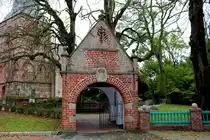 D�nentor vor der St Hippolyt Kirche in Blexen. Aufgenommen am 18.10.2013.