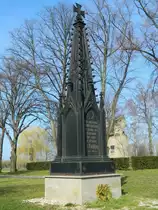 Schinkel-Tabernakel in Gro�g�rschen, erbaut 1817/18. Innenschrift:  Die gefallenen Helden ehrt dankbar K�nig und Vaterland. Sie ruhn in Frieden - Gr. G�rschen den 2ten Mai 1813.  Urspr�nglich stand dieses Denkmal auf dem Monarchenh�gel. 1980 wurde es restauriert und steht seit 1985 am heutigen Platz. 
Zwei Tage vor den Feierlichkeiten zum 199. Jahrestag der Schlacht bei Gro�g�rschen (2012) schlug in diesem Denkmal ein Blitz ein und zerst�rte einen gro�en Teil des Sockels, welcher nahezu  �ber Nacht  von einem einheimischen Steinmetz wieder repariert wurde. 
Aufnahme vom 09.03.2014 
  