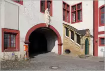 Bad Iburg. Durch den Torbogen gelangt man unter dem Welfenfl�gel hindurch in den Innenhof der Iburg. Rechts ist die Treppe zur Evangelischen Schlosskirche zu sehen, die sich im Welfenfl�gel befindet. 06.03.2014