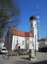 Au in der Hallertau, St. Vitus Kirche, barocker Saalbau mit eingezogenem Chor, erbaut von 1688 bis 1689 durch Georg H�bler, Umbau von 1903 bis 1906 im Jugendstil durch Johann Baptist Schott (14.03.2014)