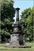 Osnabr�ck. Am Stra�burger Platz steht dieses Ehrenmal, das an die Toten des Deutsch-Franz�sischen Krieges von 1870/71 erinnert. Scan eines Dias aus den 1970er Jahren. 
In den ersten Jahren dieses Jahrtausends erhielt das Denkmal einen von vier Sch�lerinnen entworfenen Skulpturen-Afsatz unter dem Thema Deutsch-Franz�sische Freundschaft.