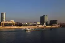 Blick am sp�ten Nachmittag des 13.03.2014 von der Hohenzollernbr�cke zum K�ln-Deutzer Rheinufer.