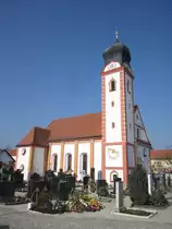 Langenbach, St. Nikolaus von Myra Kirche, erbaut 1737, Barockbau mit Zwiebelturm (14.03.2014)