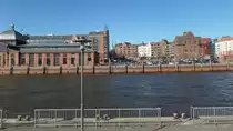 Hamburg am 11.3.2014: Fischmarkt von einem F�hrschiff auf der Elbe gesehen