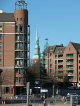 Hamburg am 11.3.2014: Fischmarkt mit der Altonaer St. Trinitatis-Kirche im Hintergrund von einem F�hrschiff auf der Elbe gesehen